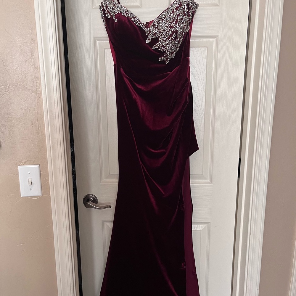 Elegant Burgundy Off-Shoulder Dress - Picture 3 of 10